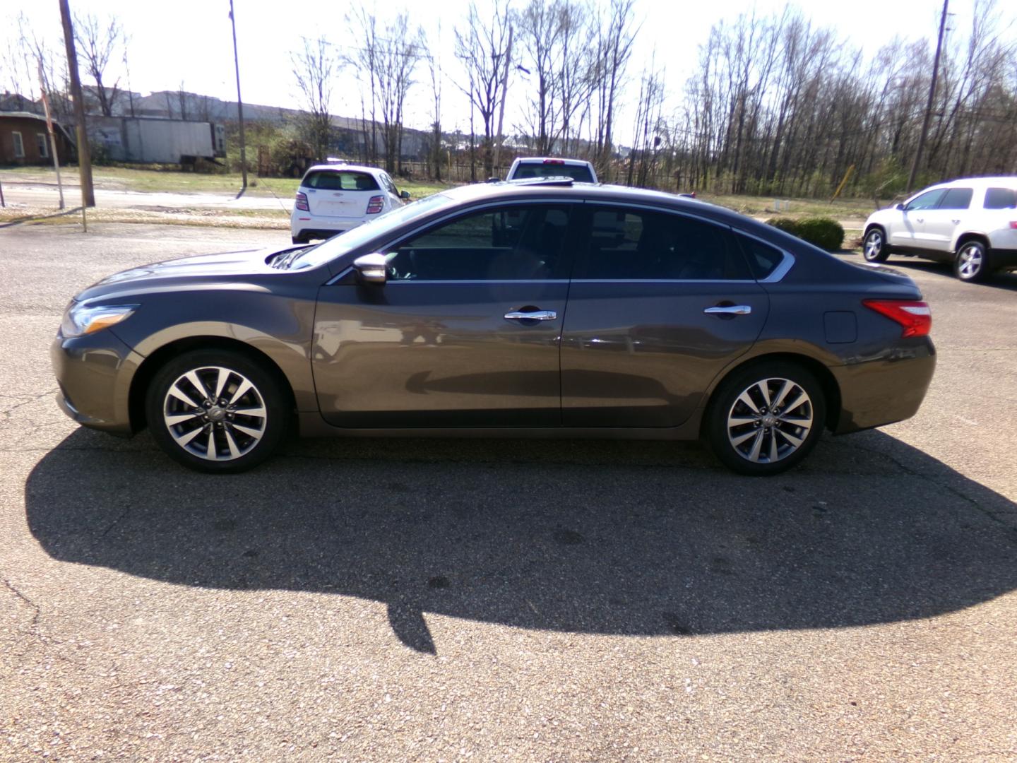 2017 Tobacco Metallic /Black Nissan Altima SL (1N4AL3AP1HC) with an 2.45L engine, automatic transmission, located at 401 First NE, Bearden, AR, 71720, (870) 687-3414, 33.726528, -92.611519 - Photo#1